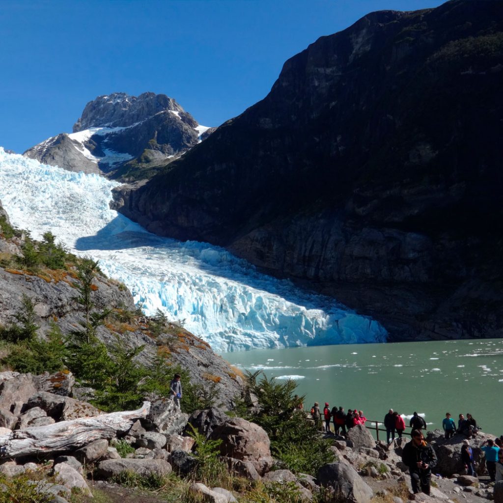 El glaciar Serrano y el glaciar Balmaceda forman parte de Campos de Hielo Sur, uno de los atractivos más importantes del Parque Nacional Bernardo O´Higgins, en la Región de Magallanes.